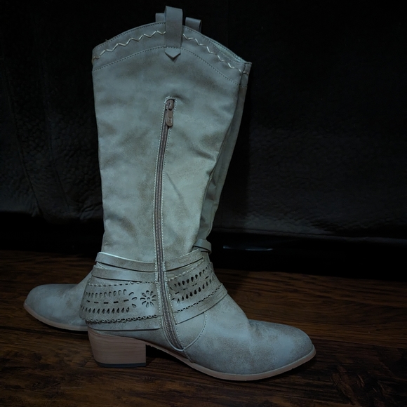 Boots - Picture 5 of 6